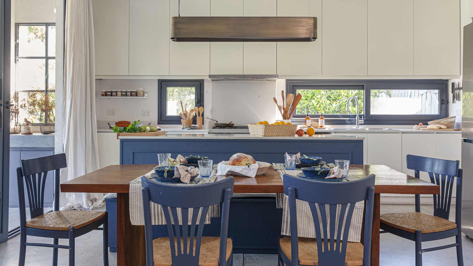 Cocinas azules: 10 ejemplos para que te inspires si estás buscando un cambio de tono