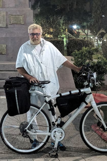 La historia del artista argentino que regala bicicletas de noche por la ciudad