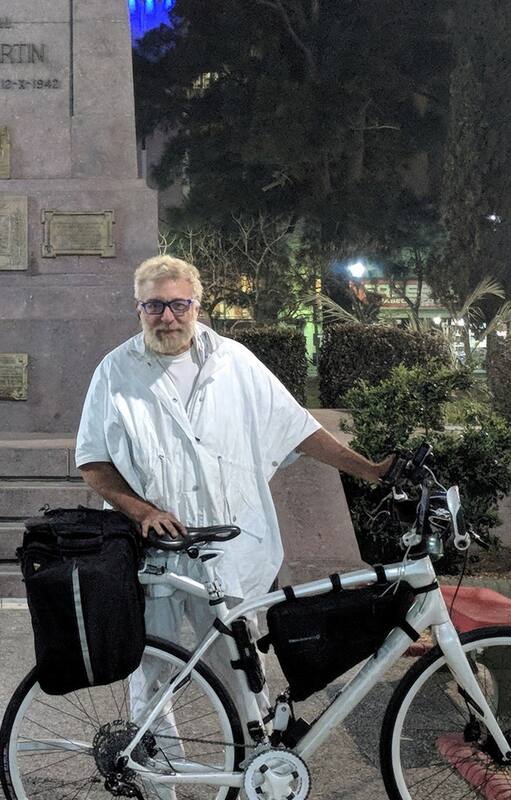 La historia del artista argentino que regala bicicletas de noche por la ciudad