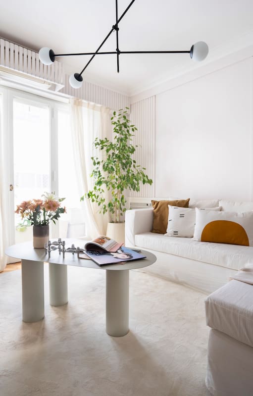 Antes y después: con diseño orgánico y plantas de interior, convirtieron su living-comedor sin vista en un espacio contemporáneo y natural