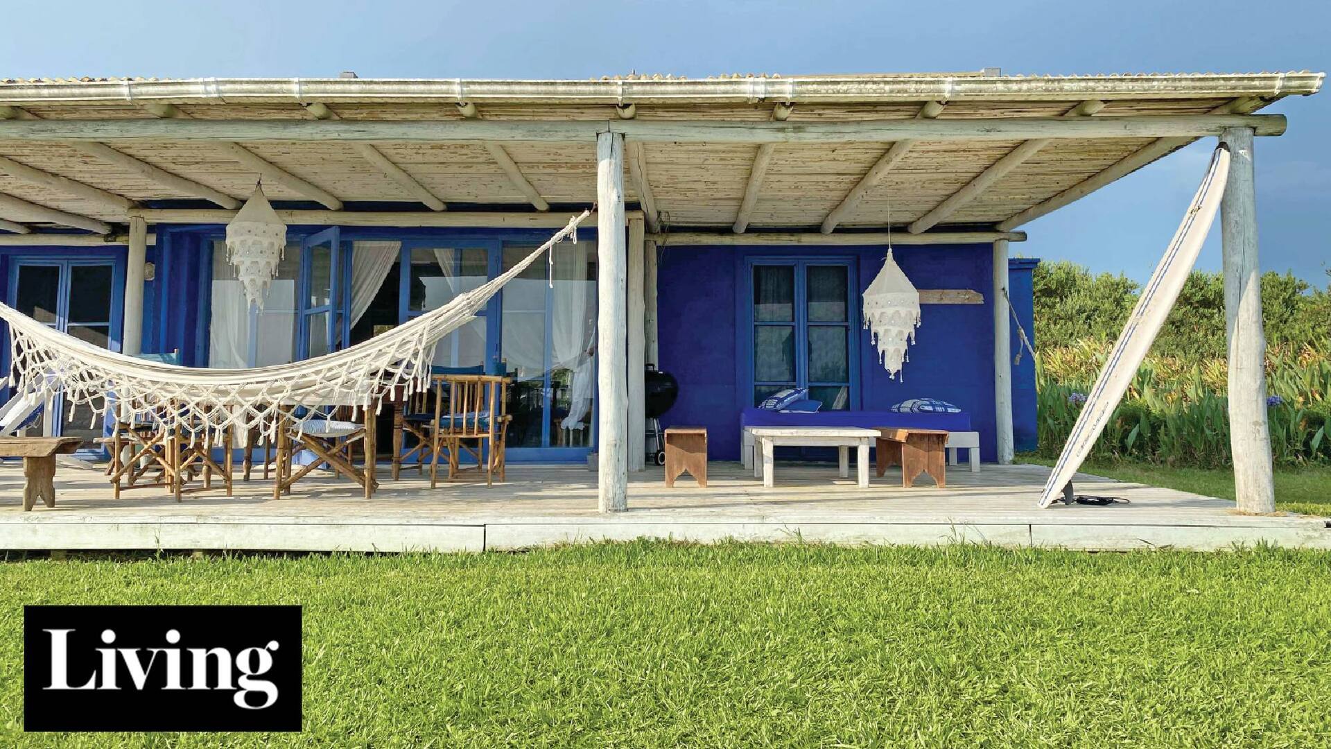 Una casita azul hecha al estilo de las más antiguas de La Pedrera