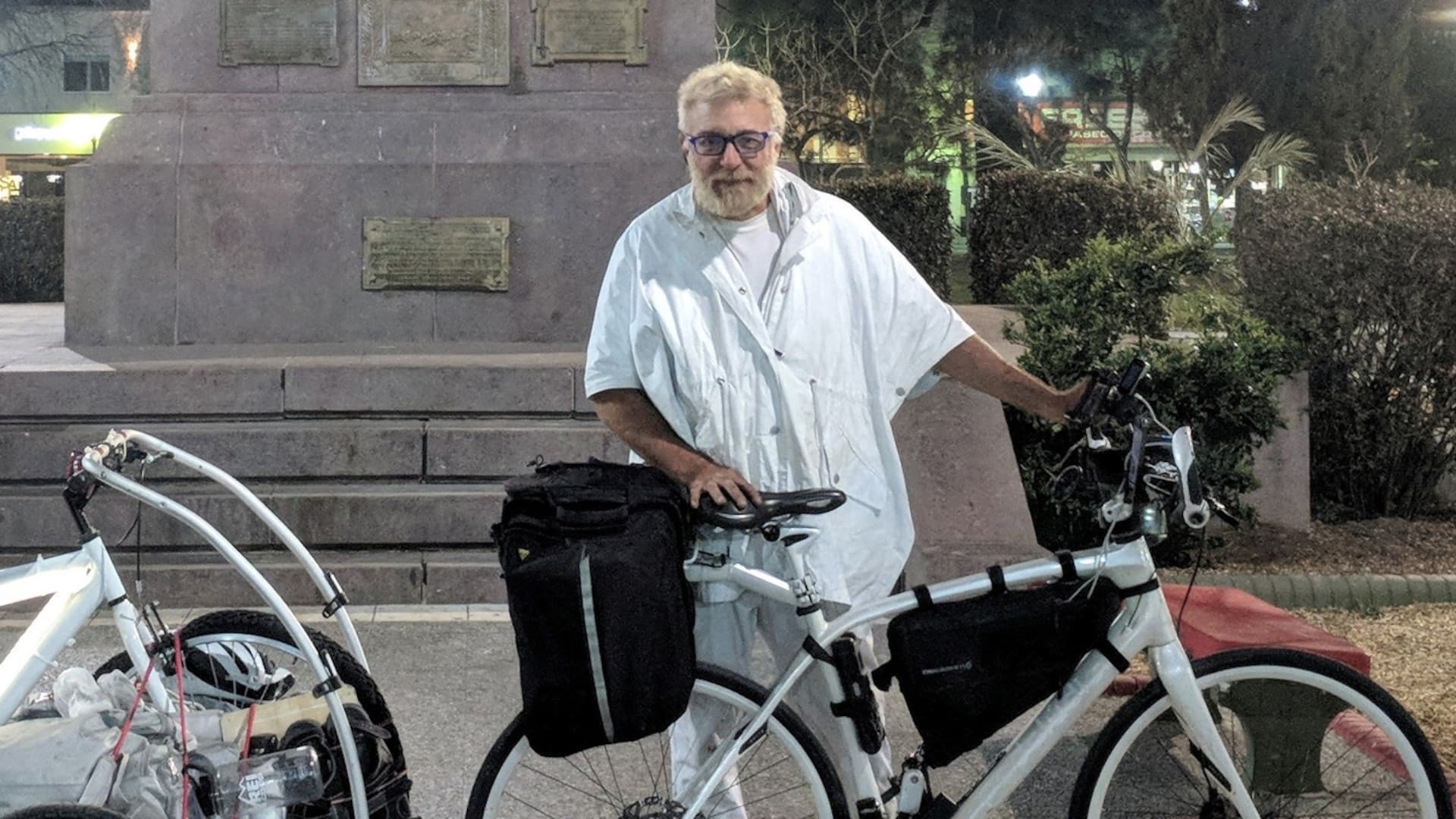 La historia del artista argentino que regala bicicletas de noche por la ciudad