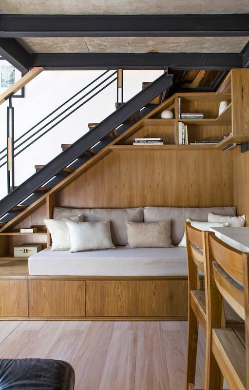 Te mostramos cómo una escalera puede ser elemento de diseño, espacio de guardado, biblioteca, galería de arte y toilette camuflado