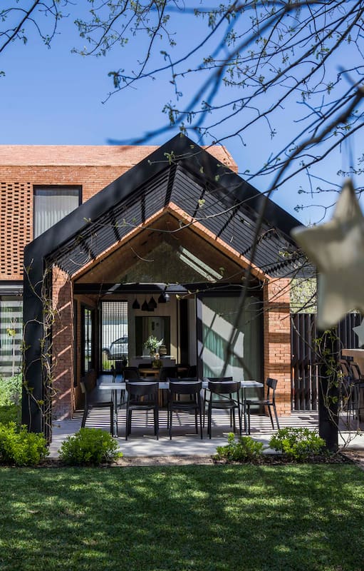 Una vivienda con frente de ladrillo, techos inclinados, forma de “casita” y absoluta originalidad