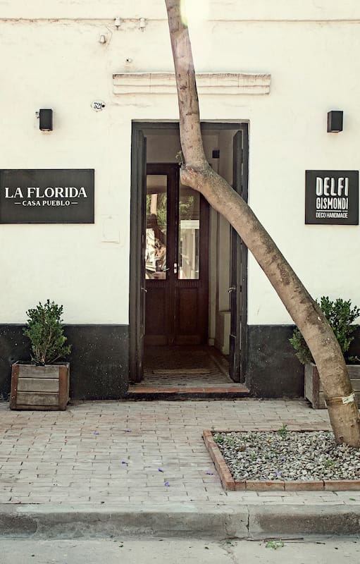 Una pareja convirtió en hotel su casa de 1900 en San Antonio de Areco, local deco incluido