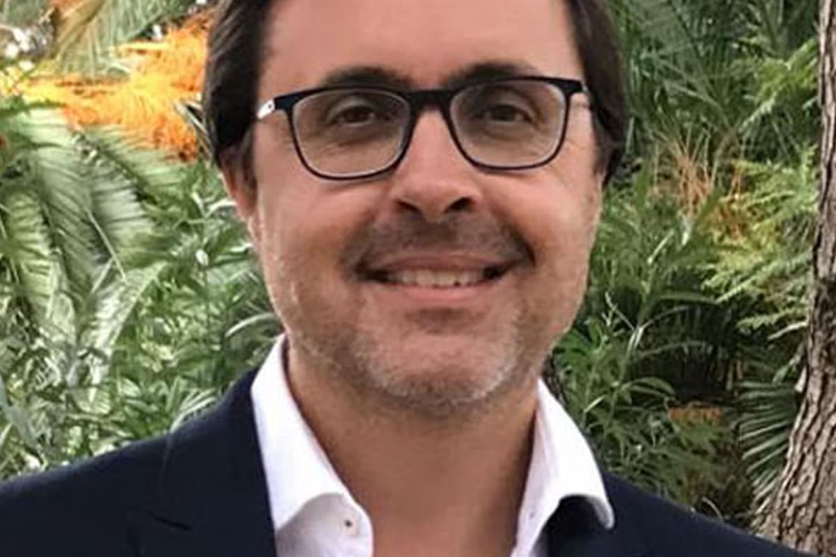 Dejó su puesto como consultor legal para dedicarse a recorrer bosques