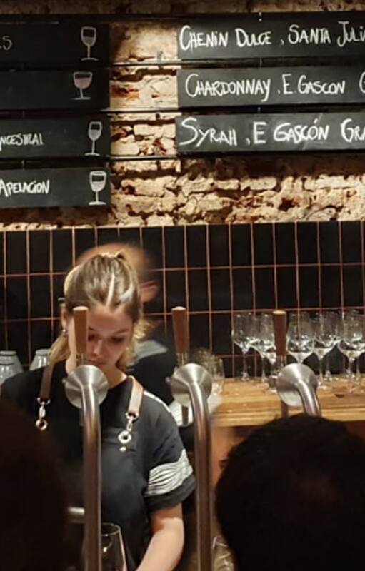 Tres amigos crearon un bar de vinos que compite de igual a igual con la cerveza