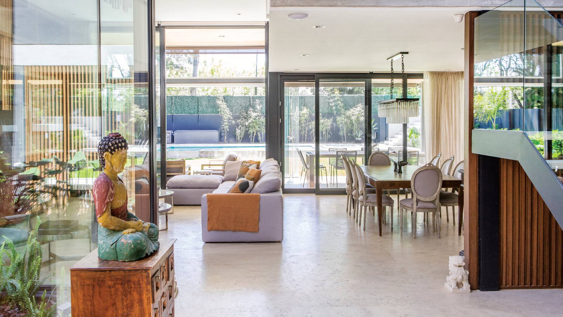 Cambio de vida: Dejaron su chalet urbano por esta casa moderna, sustentable y abierta a la naturaleza