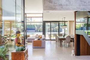 Dejaron su chalet urbano por esta casa moderna, sustentable y abierta a la naturaleza