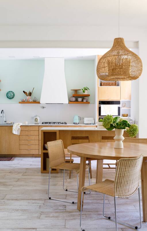 Dos cocinas con diseño sencillo y cálido que usan la madera como primer material.