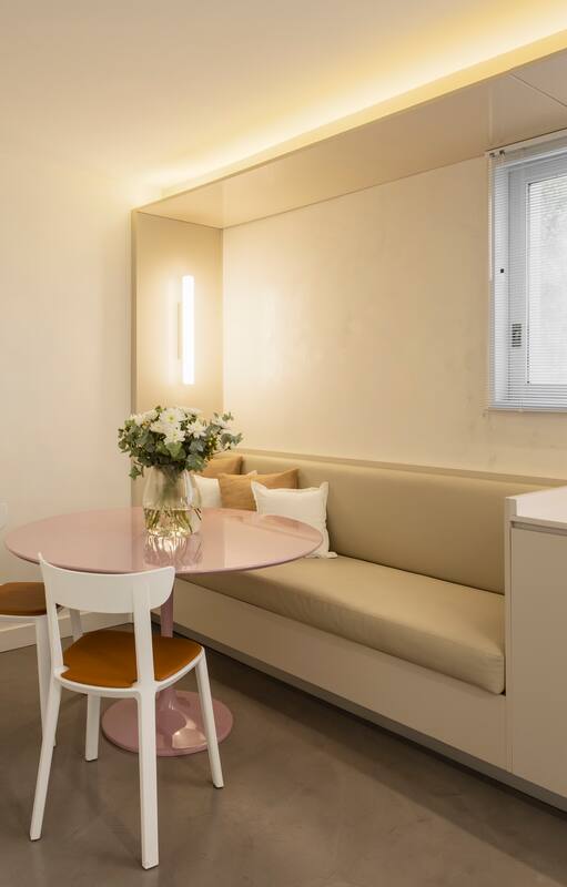 Mirá cómo reformaron el área de servicio para lograr esta cocina linda, blanca y espaciosa.