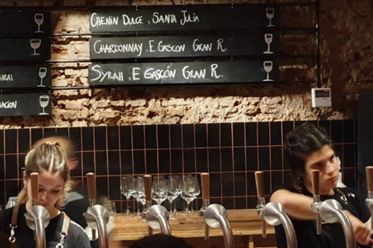 Tres amigos crearon un bar de vinos que compite de igual a igual con la cerveza