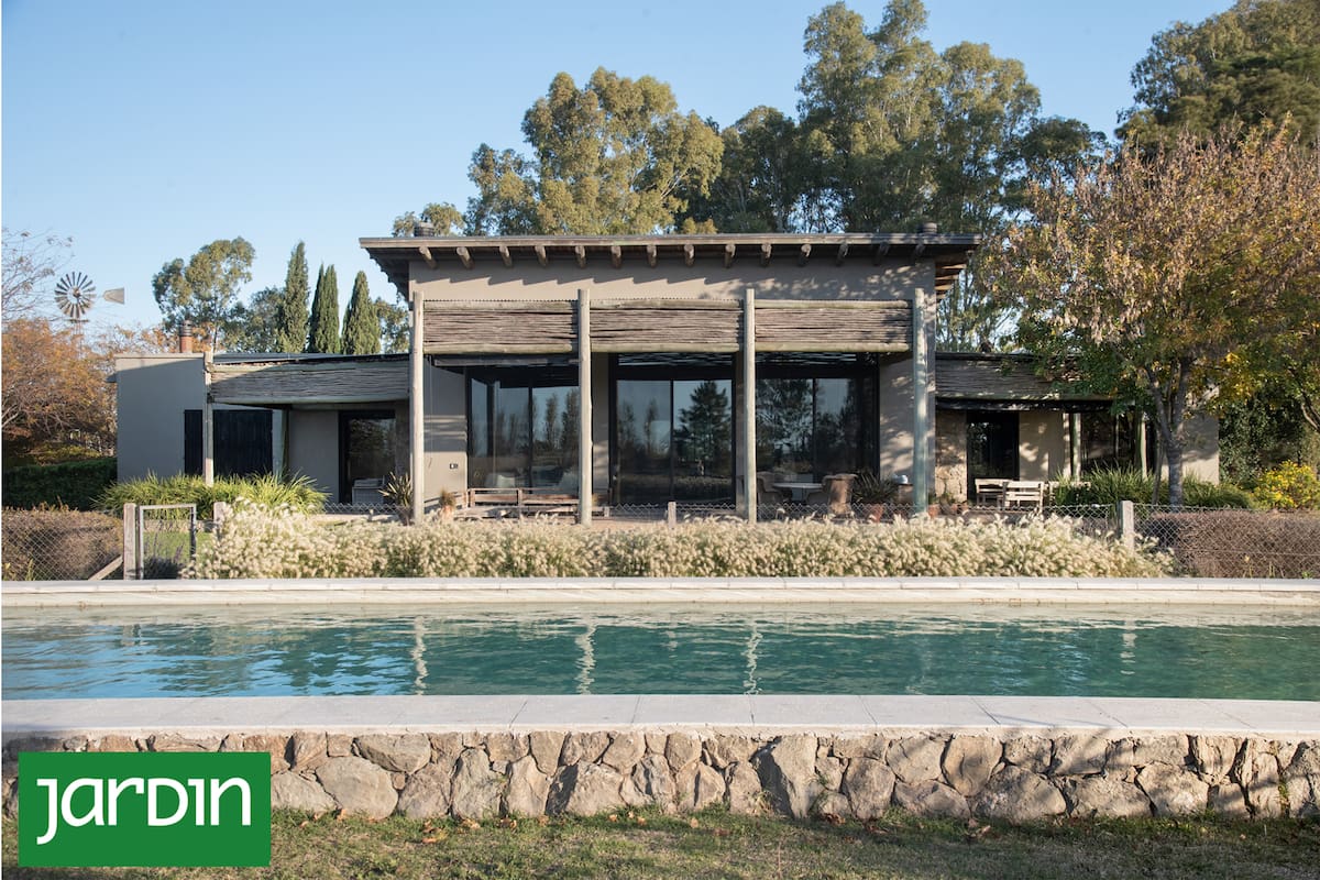 Cómo lograr un jardín de estilo bien campestre pero con acento contemporáneo