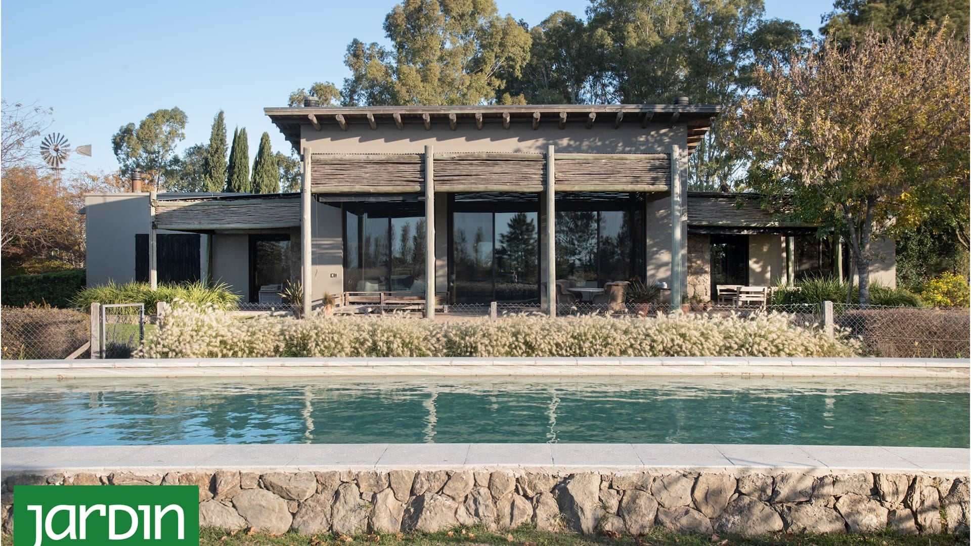 Cómo lograr un jardín de estilo bien campestre pero con acento contemporáneo