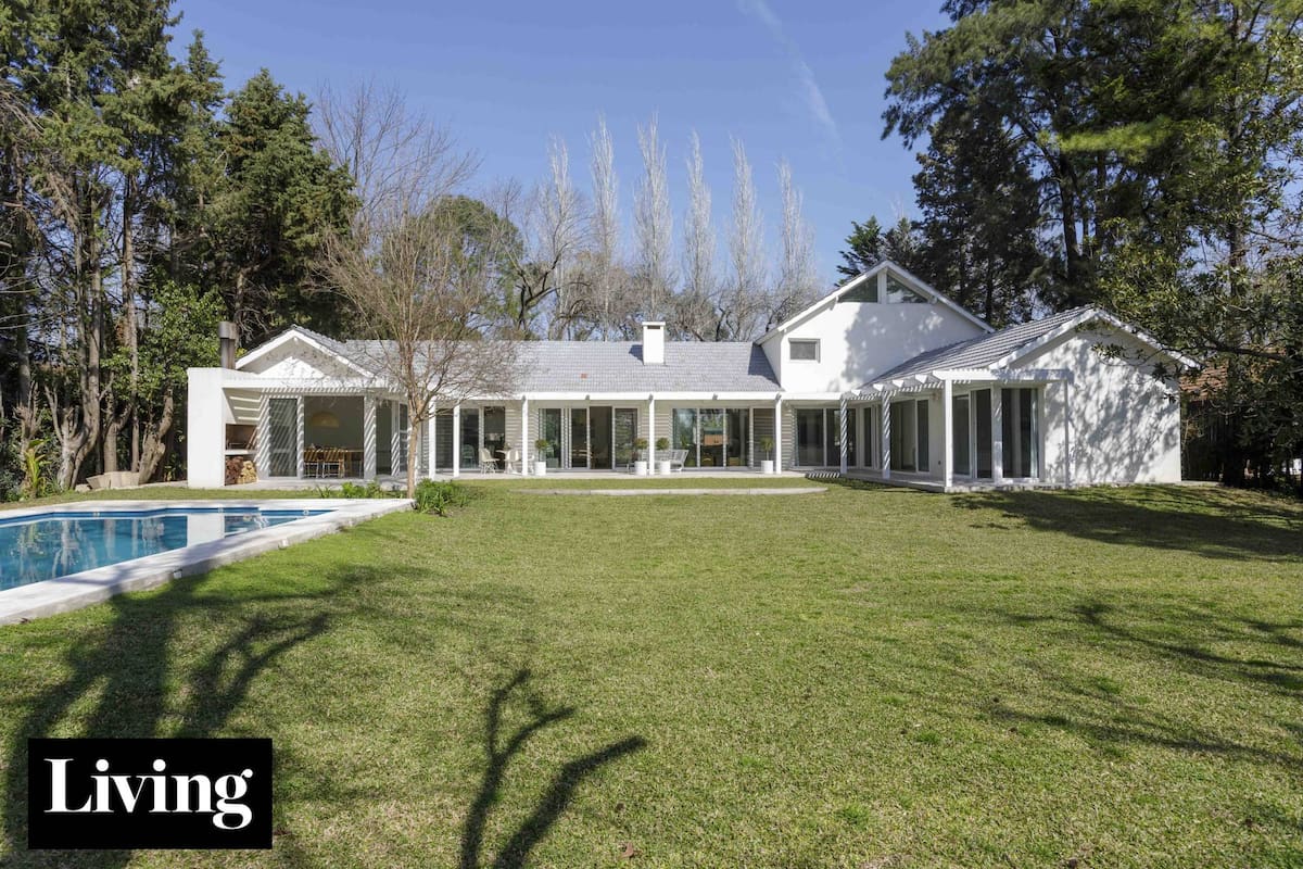 Antes y después: en lugar de demolerla, modernizaron su casa de los años 60 ampliándola en forma de U