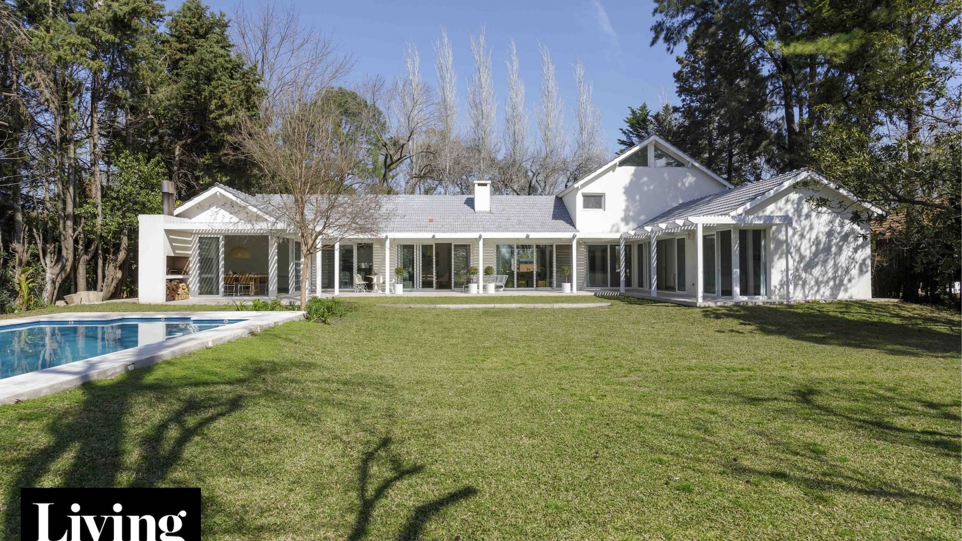 Antes y después: en lugar de demolerla, modernizaron su casa de los años 60 ampliándola en forma de U