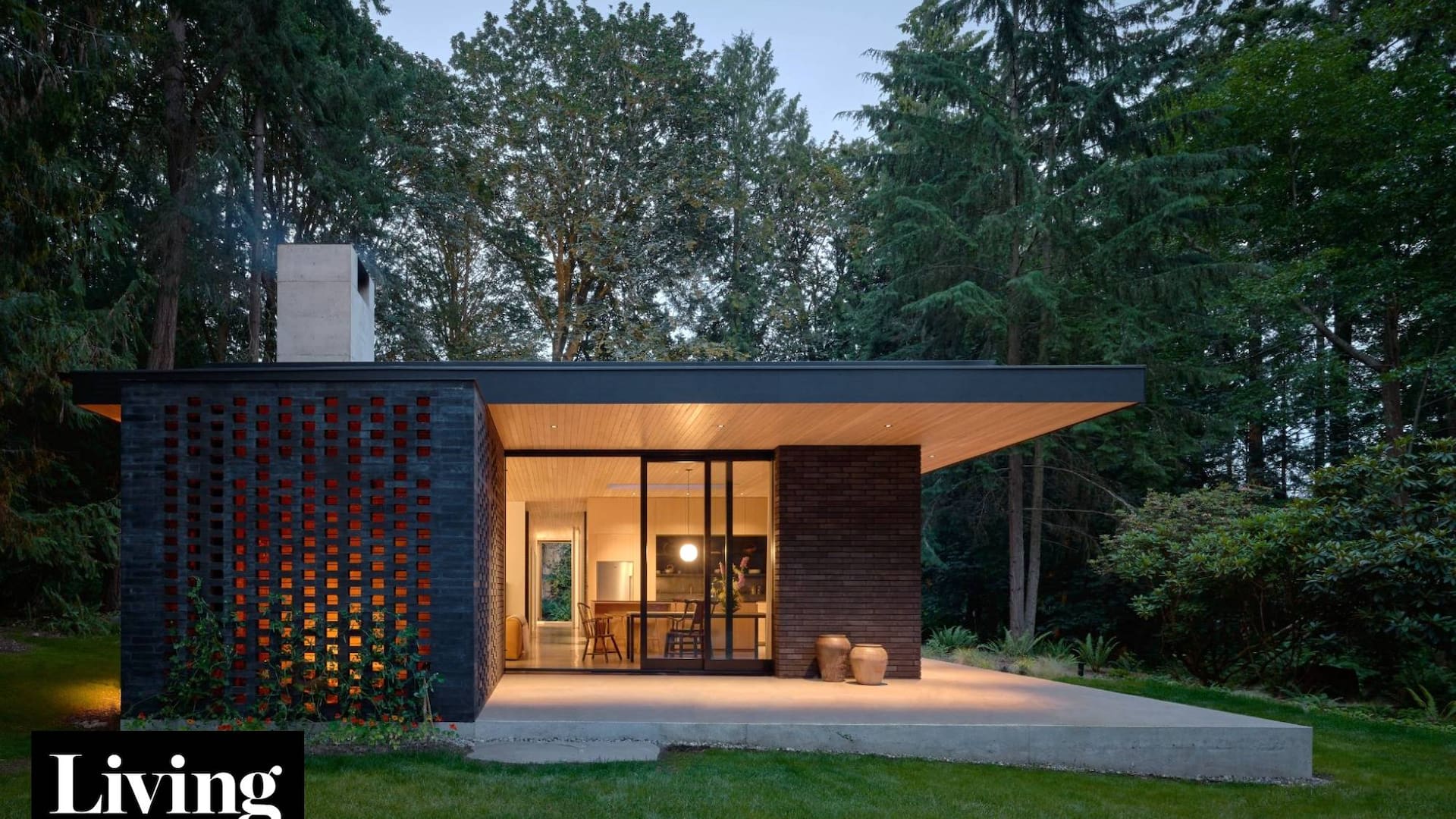Un arquitecto y su mujer pusieron manos a la obra para levantar esta casa sensacional en medio del bosque