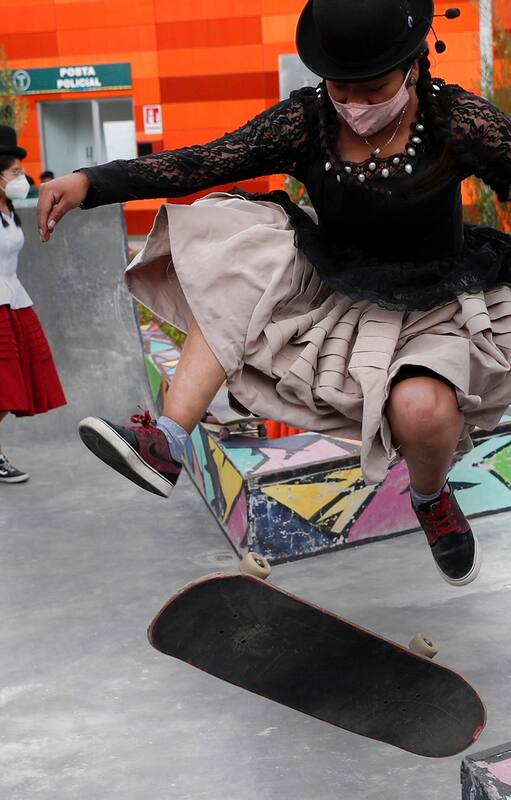 En fotos. Jóvenes bolivianas promueven el skate vestidas de cholas