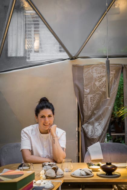 En pleno Palermo. Es chef y decoradora de interiores y armó su restaurant dentro de un domo en el patio de un hotel