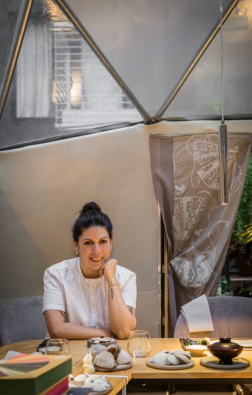 En pleno Palermo. Es chef y decoradora de interiores y armó su restaurant dentro de un domo en el patio de un hotel