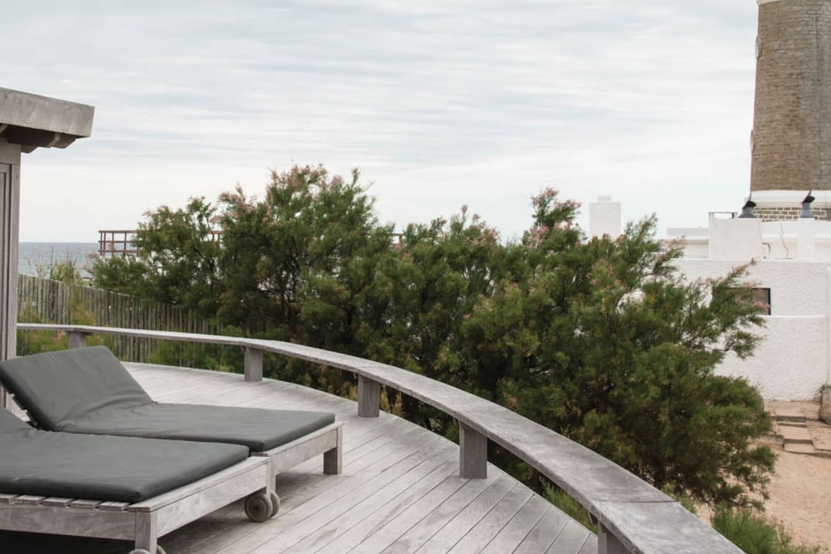 Patio con estanque, amplias galerías y terrazas al mar, el refugio de una familia en José Ignacio