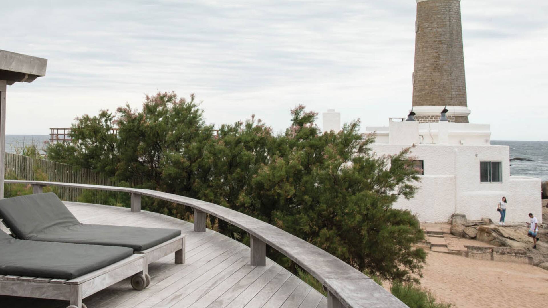 Patio con estanque, amplias galerías y terrazas al mar, el refugio de una familia en José Ignacio