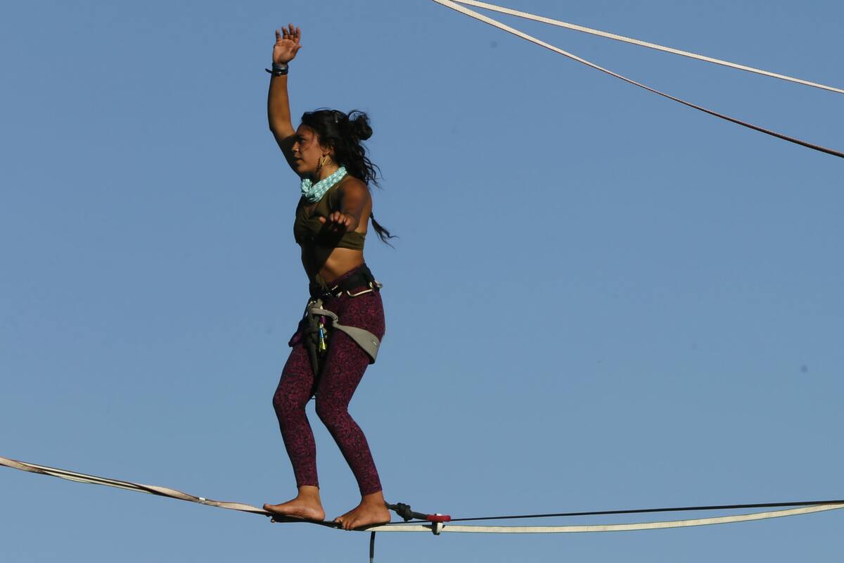 Video: jóvenes hacen equilibrio en la altura en una fábrica abandonada