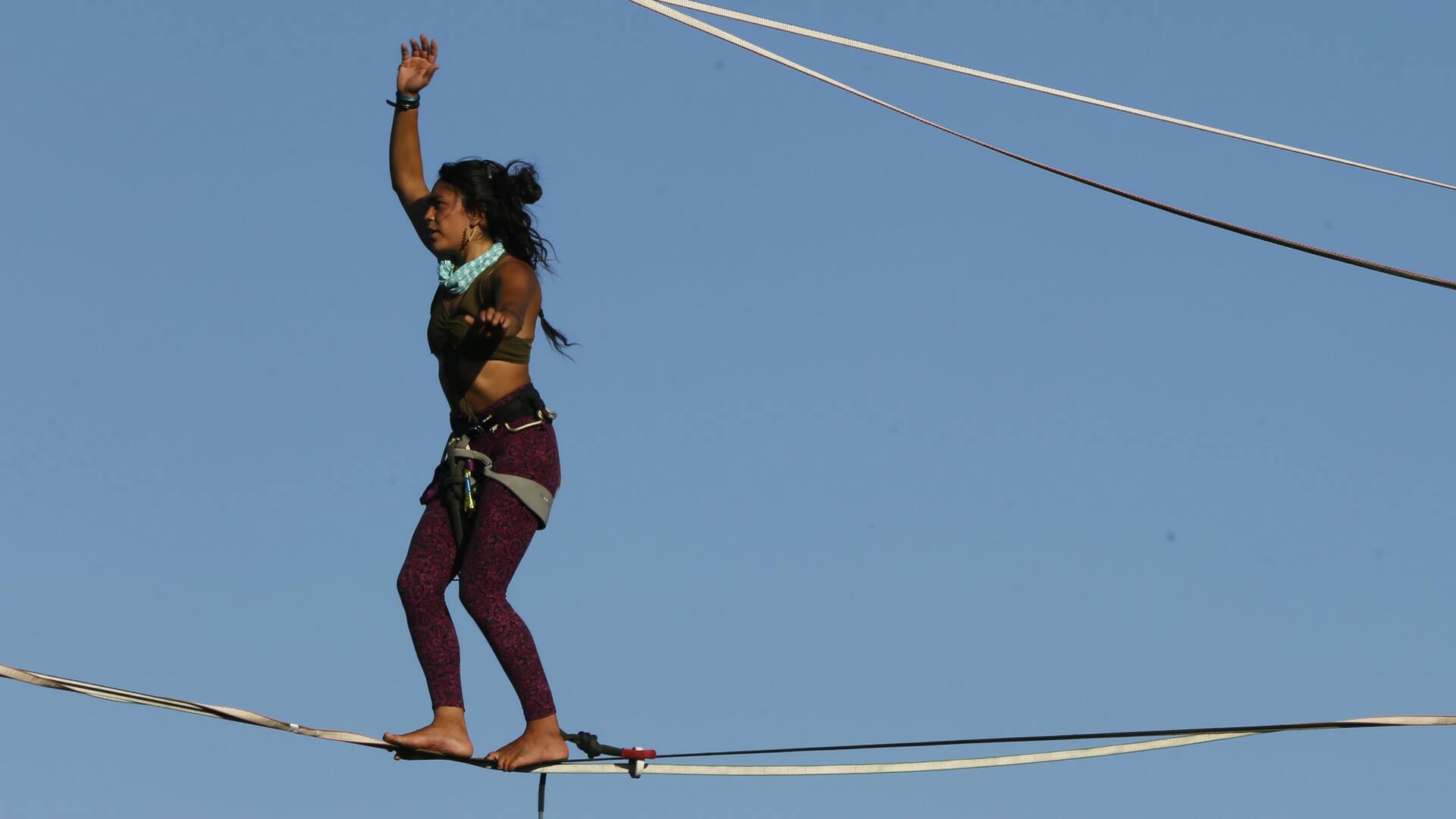 Video: jóvenes hacen equilibrio en la altura en una fábrica abandonada