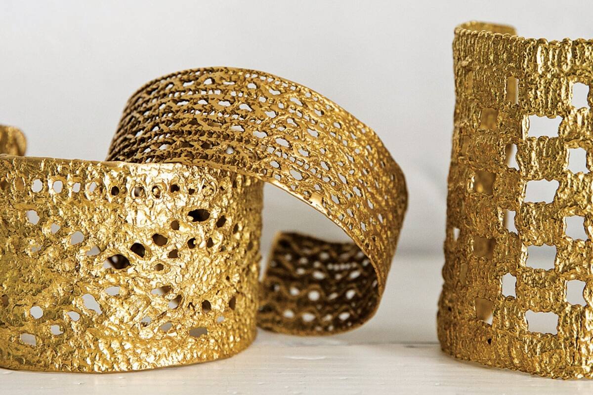 Es socióloga, descubrió la joyería y con puntillas fundidas crea piezas únicas