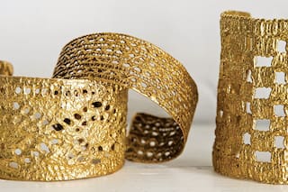 Es socióloga, descubrió la joyería y con puntillas fundidas crea piezas únicas