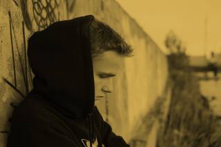 "Hay que bancársela solo”: por qué son más frecuentes los suicidios en los varones