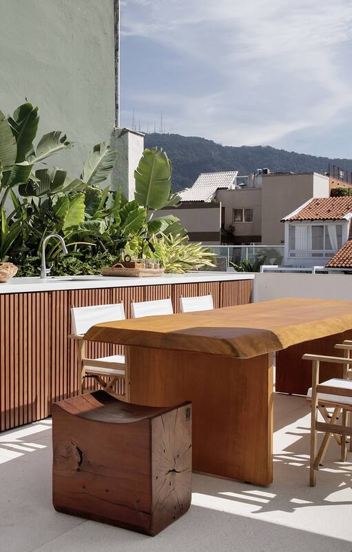 Un departamento con vista a los morros de Ipanema, pensado como una casa en altura