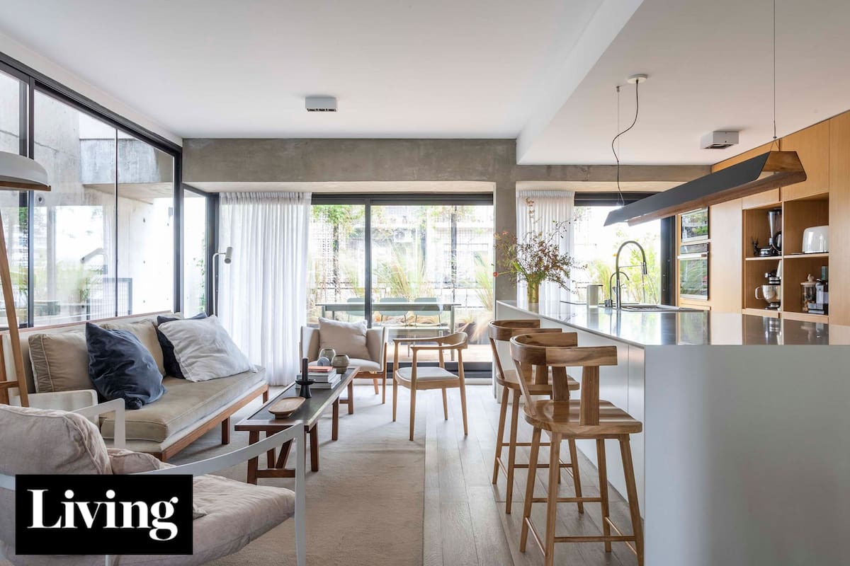 Con patio interno, pasto y pileta, una pareja de arquitectos hizo su departamento de Palermo como una casa en altura