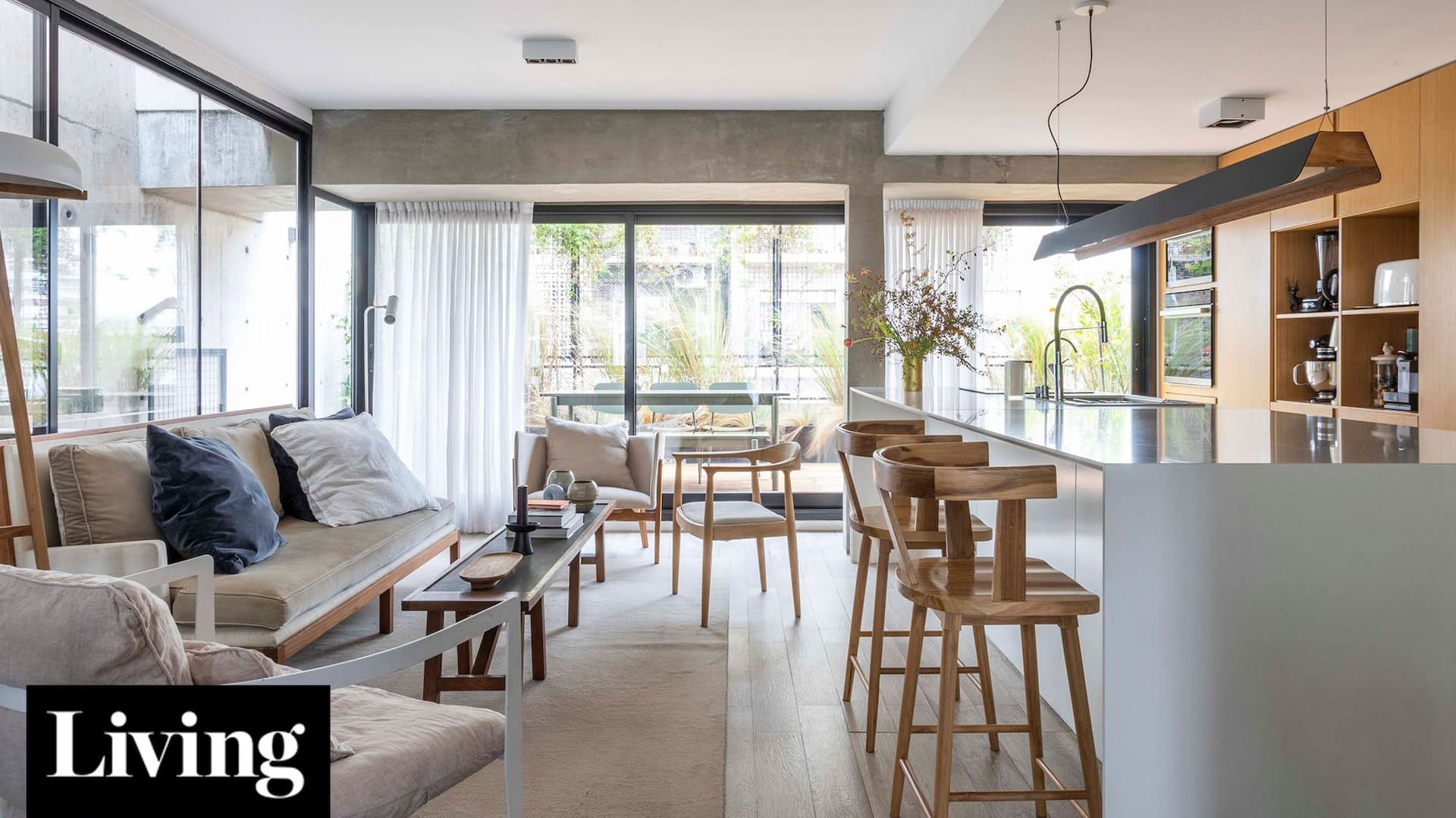 Con patio interno, pasto y pileta, una pareja de arquitectos hizo su departamento de Palermo como una casa en altura