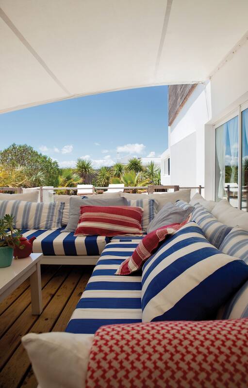 Volvemos a una casa blanca, abierta y con techo curvo en José Ignacio para comprobar que el buen diseño no pasa de moda