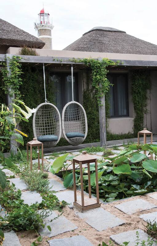 Patio con estanque, amplias galerías y terrazas al mar, el refugio de una familia en José Ignacio