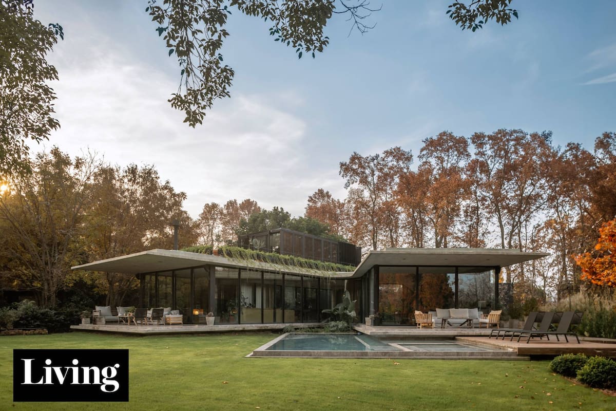 Una casa diseñada en forma de X que supo aprovechar al máximo el lote