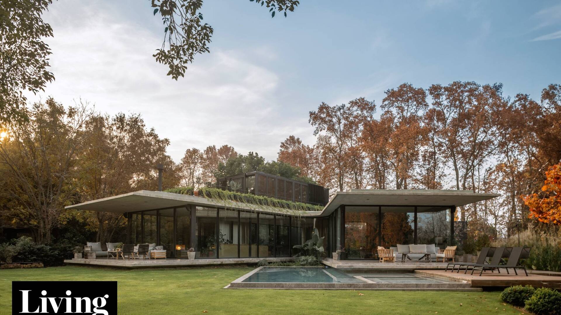 Una casa diseñada en forma de X que supo aprovechar al máximo el lote