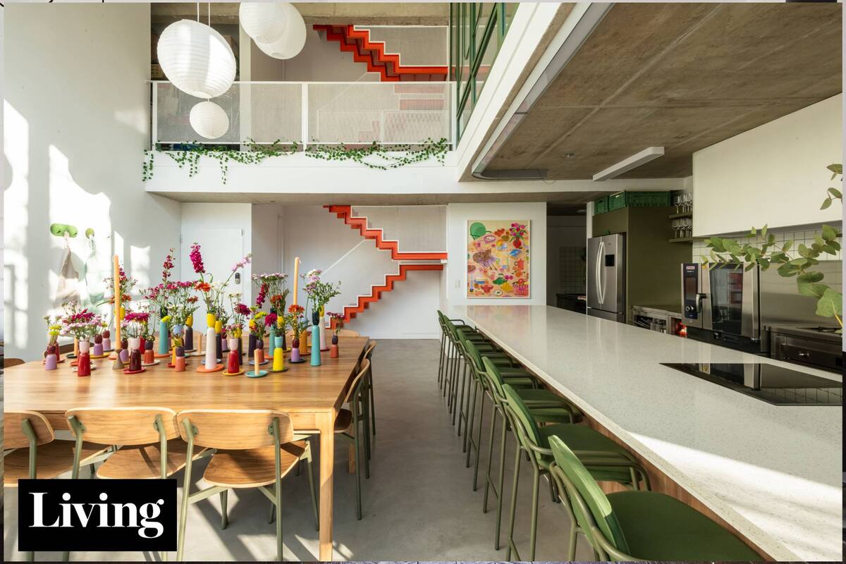 Estudió diplomacia, cambió de rumbo, y diseñó un luminoso estudio gastronómico sobre la base de un ex piso de oficinas