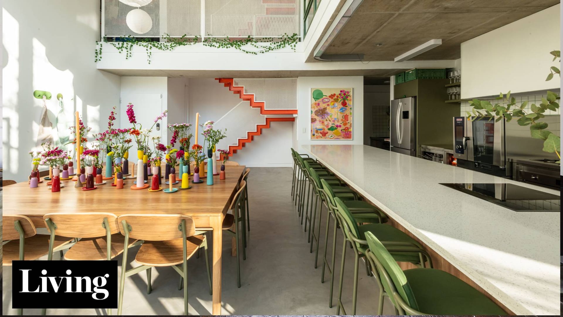 Estudió diplomacia, cambió de rumbo, y diseñó un luminoso estudio gastronómico sobre la base de un ex piso de oficinas
