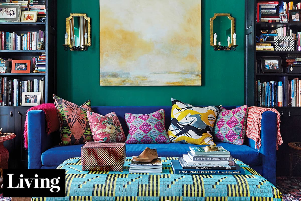 En su casa de Ciudad del Cabo, una diseñadora combina objetos antiguos y colores plenos