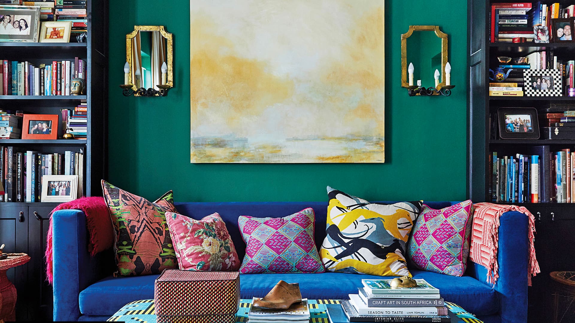 En su casa de Ciudad del Cabo, una diseñadora combina objetos antiguos y colores plenos