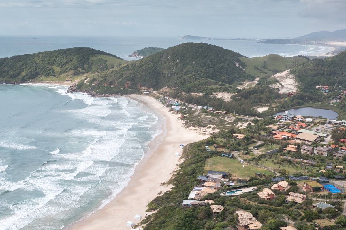 Praia do Rosa, el pueblo costero brasileño que volvió a estar de moda entre los adolescentes argentinos
