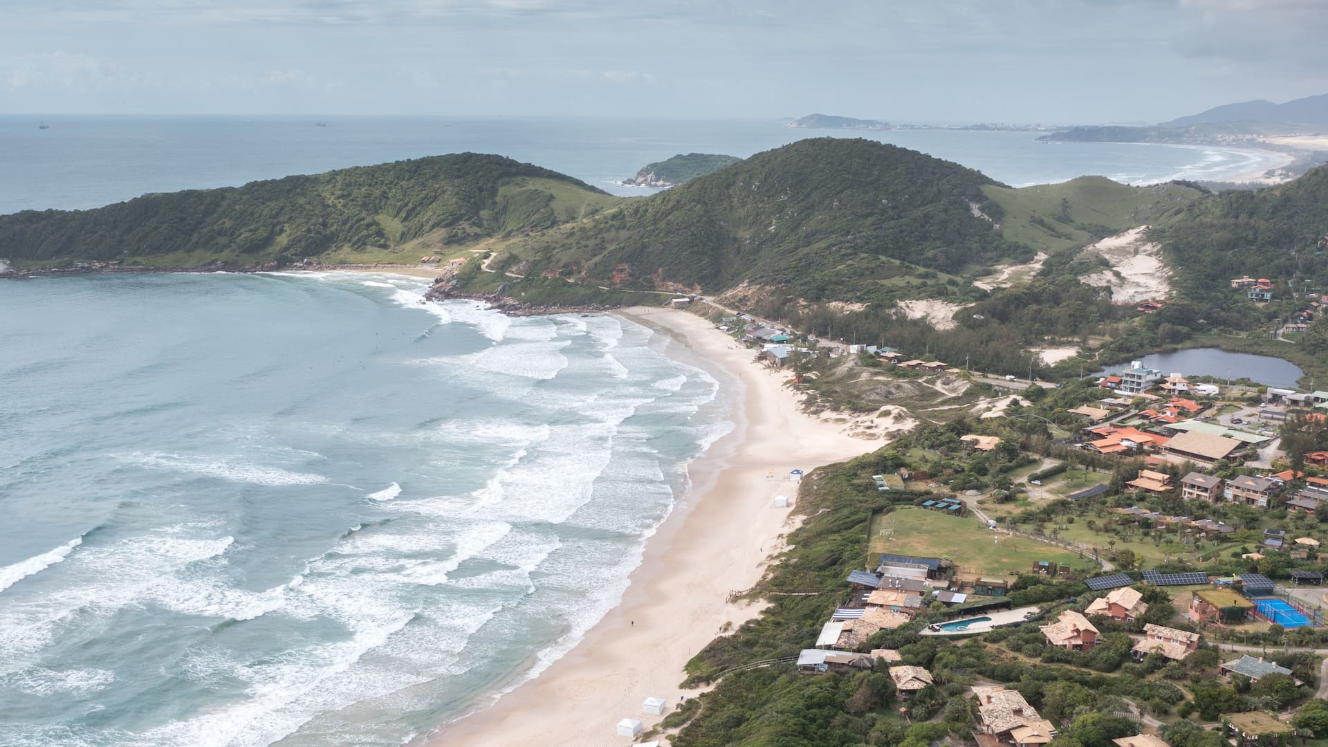 Praia do Rosa, el pueblo costero brasileño que volvió a estar de moda entre los adolescentes argentinos