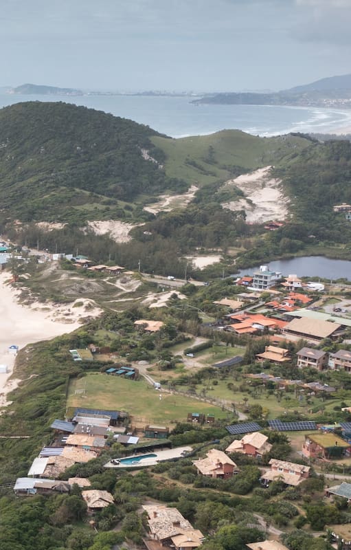 Praia do Rosa, el pueblo costero brasileño que volvió a estar de moda entre los adolescentes argentinos