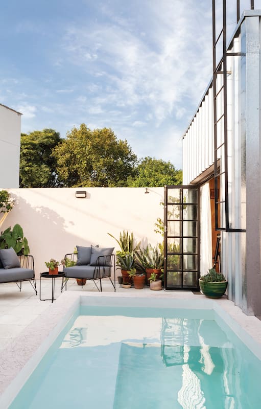 Foto de una terraza con pileta.