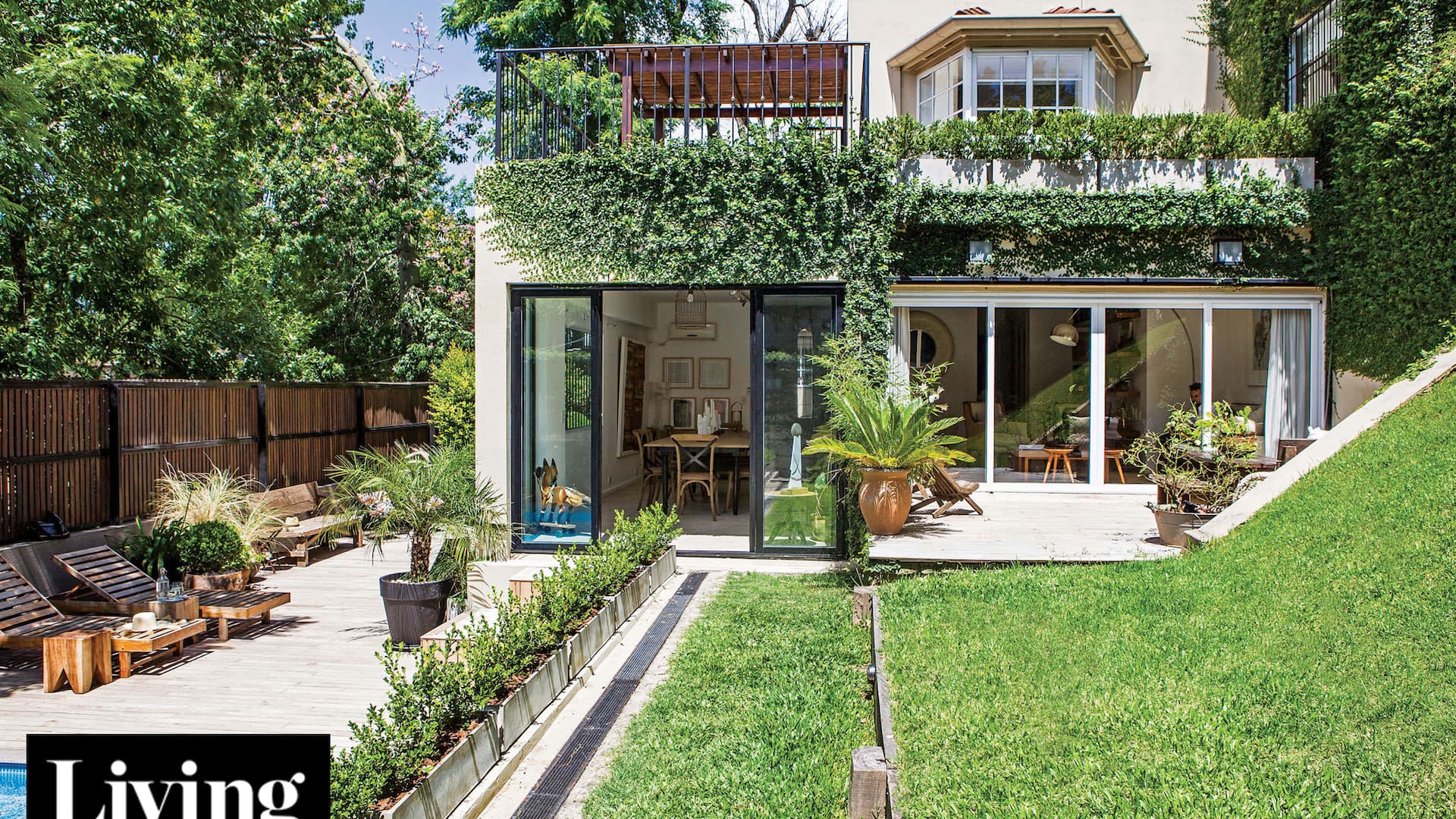 Todo el encanto de una casa con barranca de los años 70 en Punta Chica