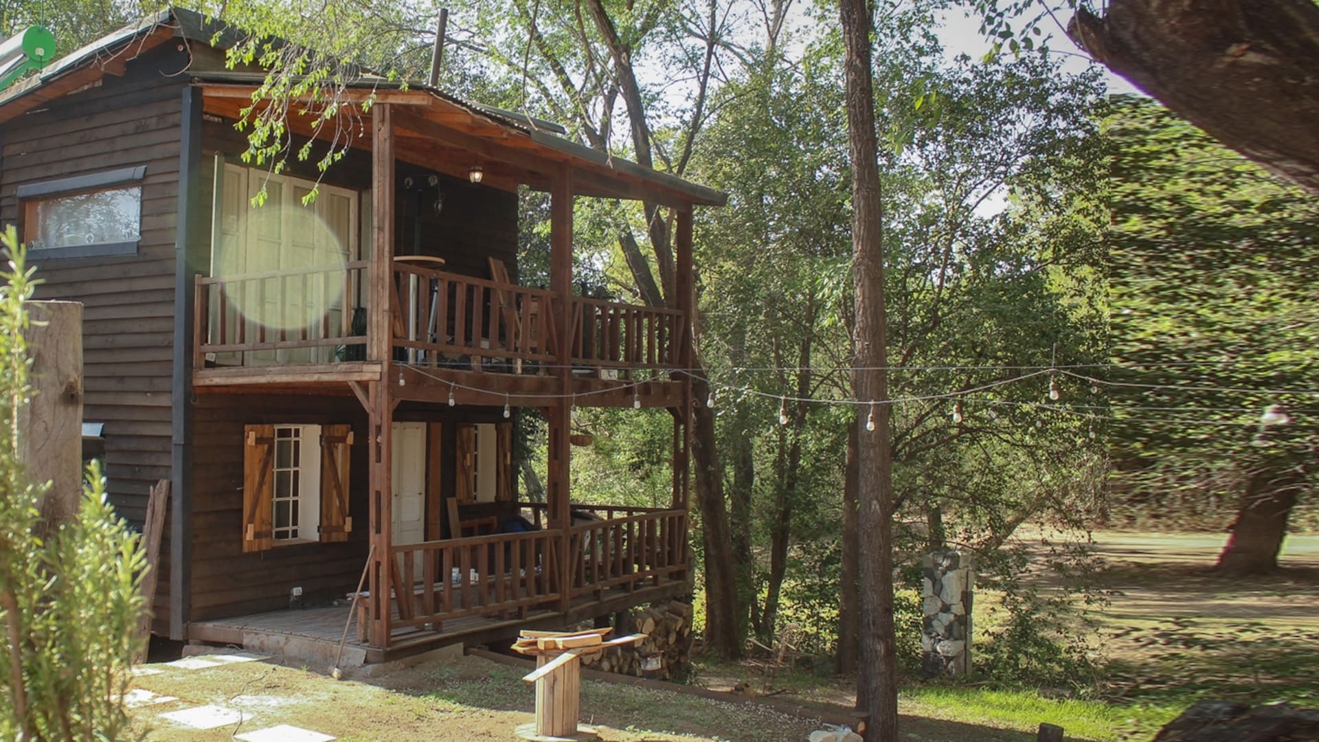 La casa casera: la hicieron con 100 pallets, en Alta Gracia, para usar entre viajes