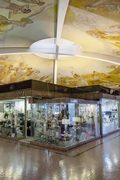 La galería de Flores que conserva pinturas de Castagnino, Urruchúa y Policastro