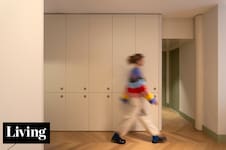 Se mudó con sus hijos a un departamento en el que ingenio y color compensan los metros justos